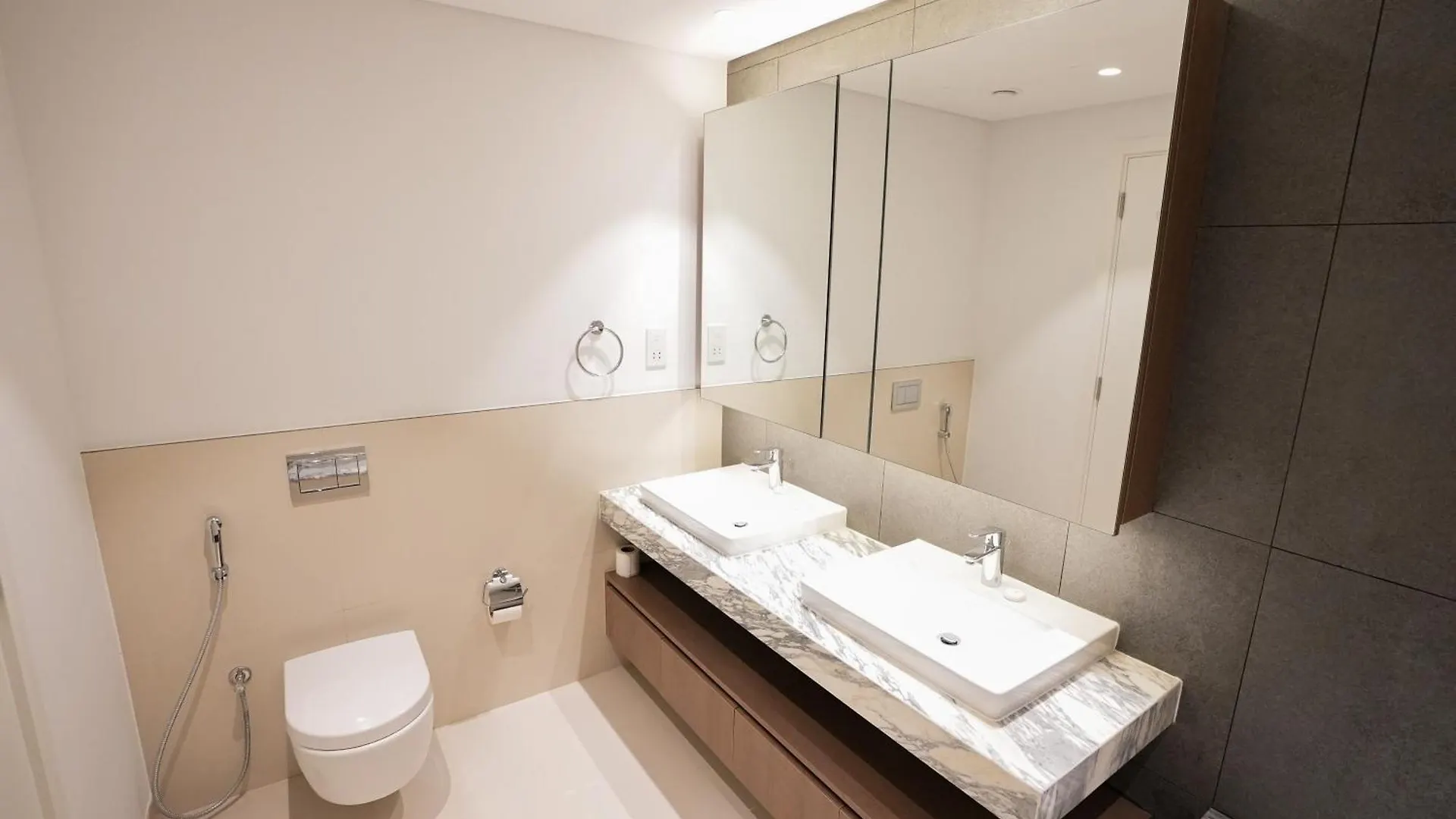 Like Home - 4304 Exquisite 2-Bedroom Home With Vibrant City And Creek Views Dubai Apartment