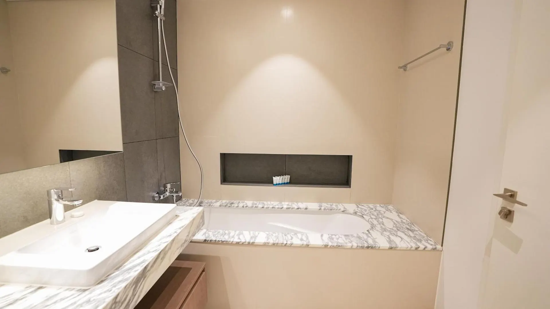Apartment Like Home - 4304 Exquisite 2-Bedroom Home With Vibrant City And Creek Views Dubai