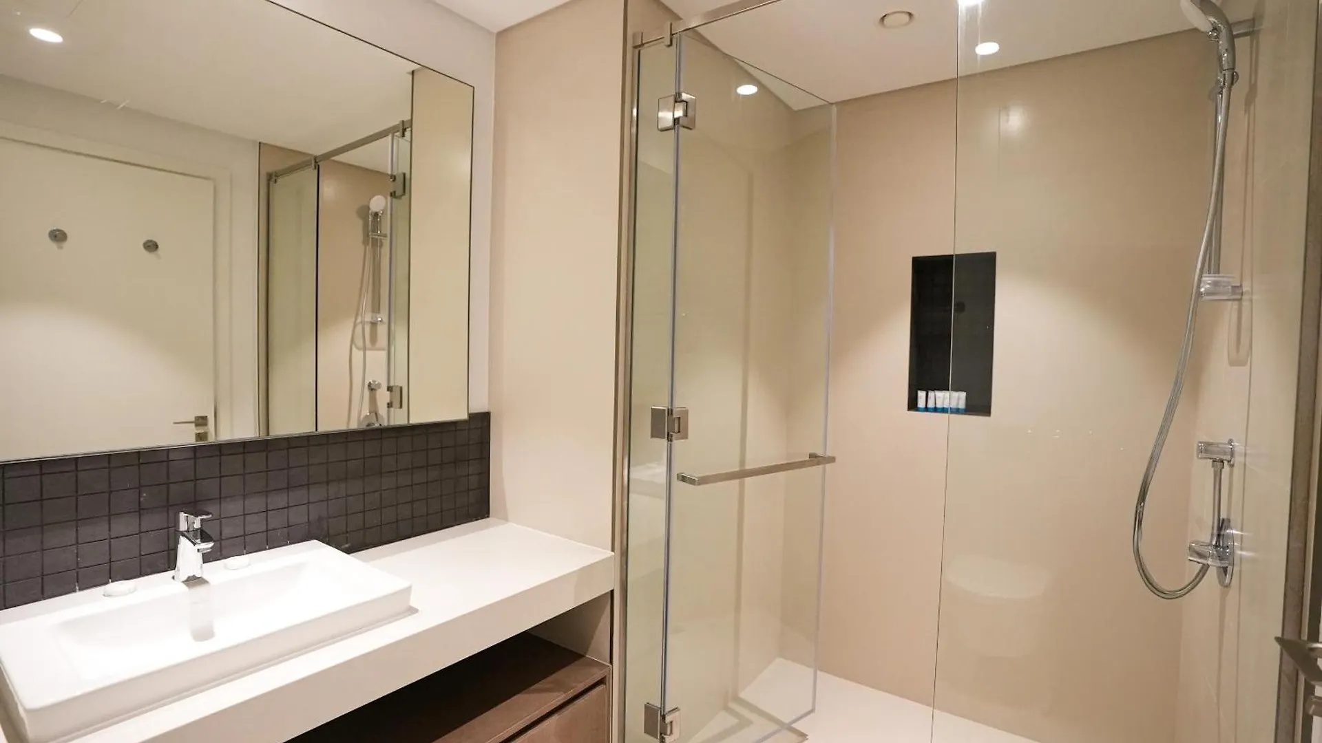 Like Home - 4304 Exquisite 2-Bedroom Home With Vibrant City And Creek Views Dubai 0*,
